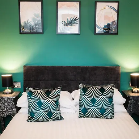 Very Ground Floor 2 Bedroom * יורק