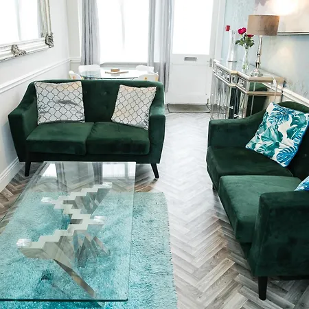 Very Ground Floor 2 Bedroom Apartment